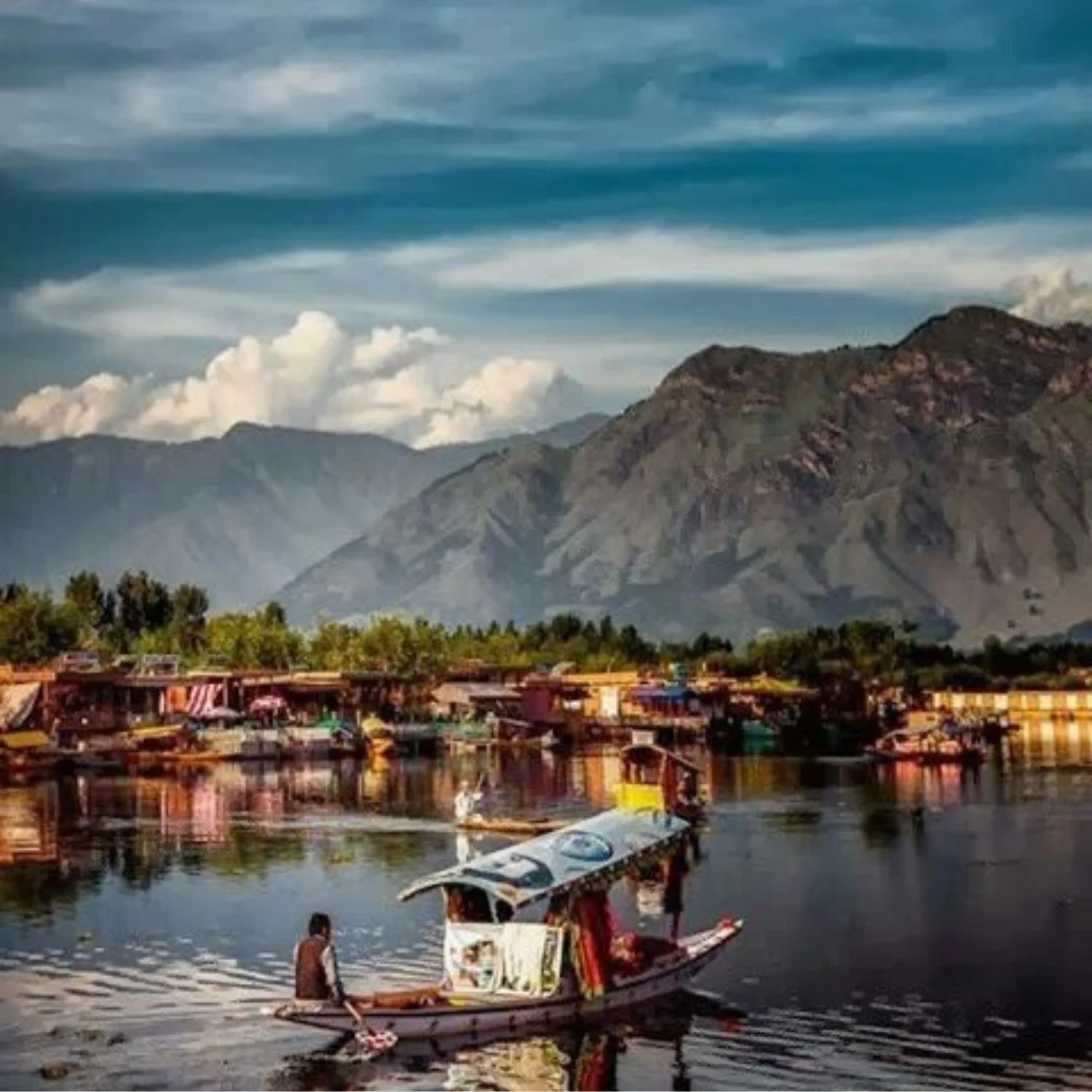Arrival in Srinagar & Houseboat Stay